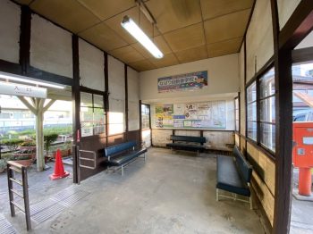 伊賀鉄道茅町駅待合室の壁漆喰塗り替え工事