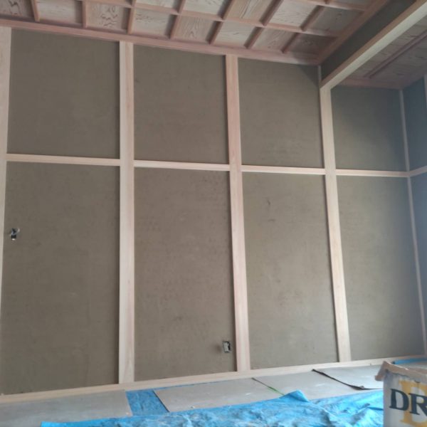 島ヶ原善福寺にて本堂内壁塗りしています。