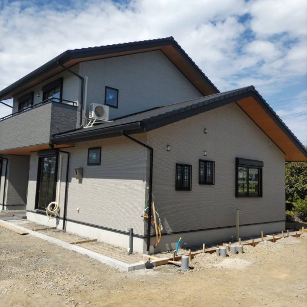 伊賀市川西にて、犬走りコンクリートしあげ